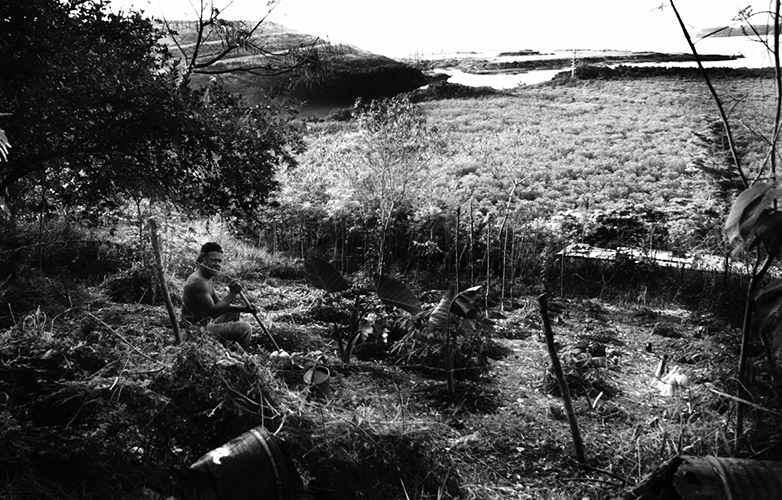 Communier avec la terre - Un cultivateur assis dans son champ, au squat de Kowékara. 