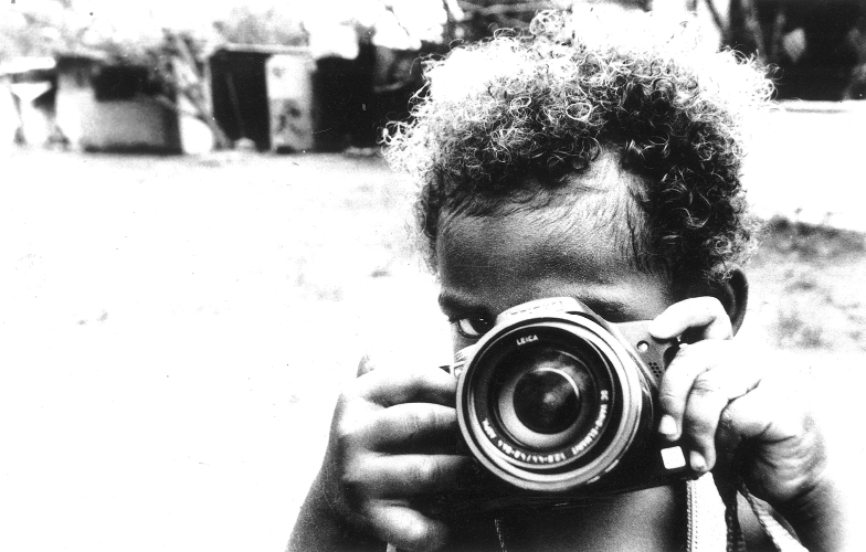 Mon oeil - Lors d’une après midi de jeu avec des enfants du squat de Yelos, Wilson, 3 ans, a chipé l’appareil de mon amie Laurence et m’imite en train de prendre des photos. 