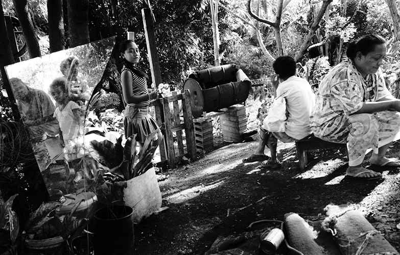 Dans les jardins d’Anna - Les femmes se réunissent souvent dans les jardins et les espaces de culture des unes et des autres pour causer et se retrouver. 