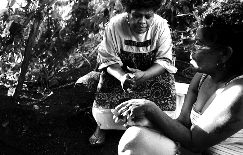 Amitié - Victoria (à droite) et Anna sont amies depuis longtemps. Victoria Bolo est la présidente de l’association du squat de Sakamoto depuis deux ans. L’asso organise des bingos le samedi et des journées à la maison commune.