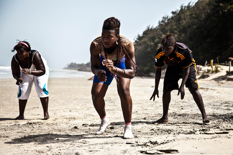Aïssatou Diba, 20 ans, Sirefina Diediou, 19 ans, (au centre) et Aminata Diatta, 16 ans, s’entraînent sur une plage du village de Diembering, en basse Casamance. Une tradition de lutte féminine très ancienne existe en Casamance.