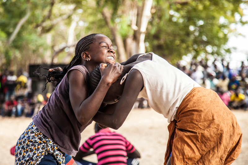 Tirer les cheveux n’est pas autorisé, mais l’arbitre semble occupé ailleurs.