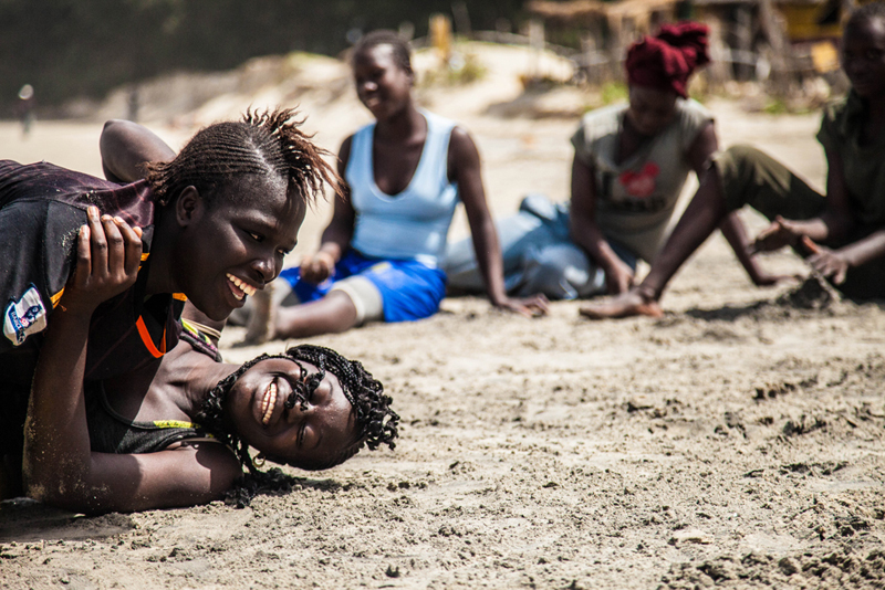 Aminata et Angèle, 16 ans, poids légers, finissent un combat. 