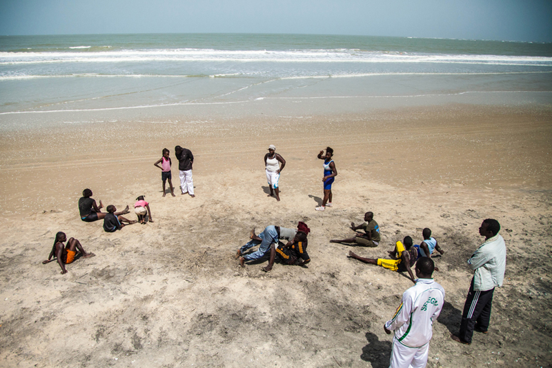 Les filles viennent s’entraîner sur la plage plusieurs fois par semaine. Selon leur entraîneur, il y a beaucoup moins de promoteurs pour les femmes que pour les hommes. Il manque de moyens pour acheter un tapis de lutte et pouvoir initier les jeunes à la lutte greco-romaine.