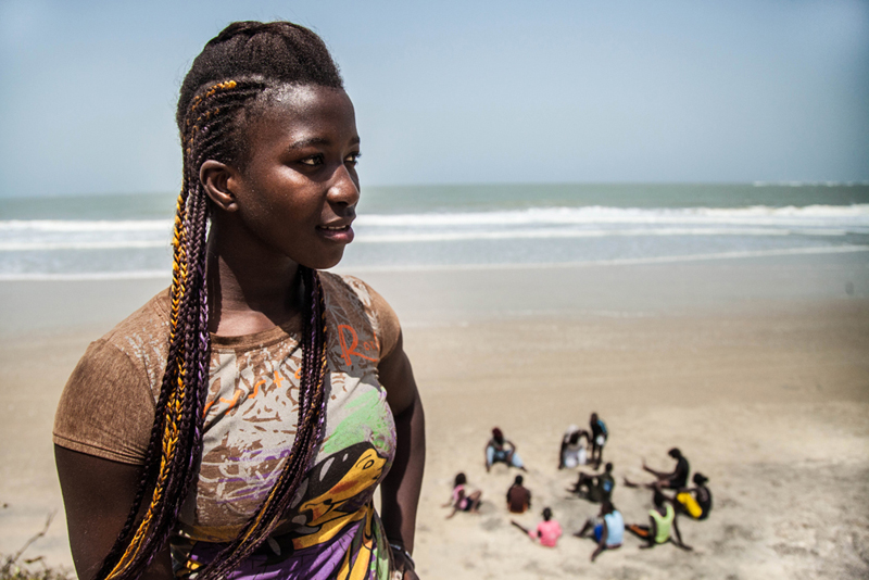 A l’école primaire, Sirefina Diediou luttait avec les garçons dans la cour de récréation. Il a fallu beaucoup d’énergie et de patience pour convaincre sa mère de la laisser vivre sa passion. Aujourd’hui la famille de Sirefina l’encourage dans sa carrière d’athlète, mais certaines de ses amies continuent de lui dire qu’ elle va “faire fuir les garçons si elle continue à s'entrainer comme ça”. Sire s’en moque. “J’adore la lutte, j’adore le sport, et j’ai un objectif.”