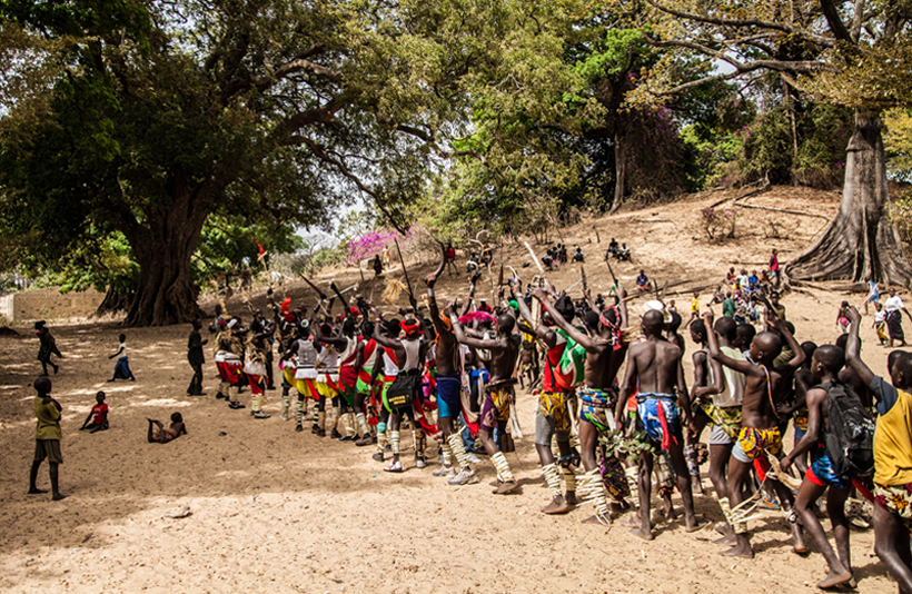 Au festival des Rizières, les lutteurs ouvrent le tournoi avec des danses traditionnelles.