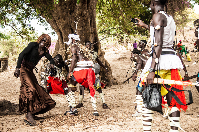 Certains jeunes hommes qui ne peuvent pas lutter s’habillent en femmes et mettent de l’ambiance. Edouard (à gauche), jeune comptable dans une agence immobilière de la ville voisine, ne peut pas lutter à cause d’une blessure au pied. Mais ce n’est pas une excuse pour ne pas prendre part à la fête.
