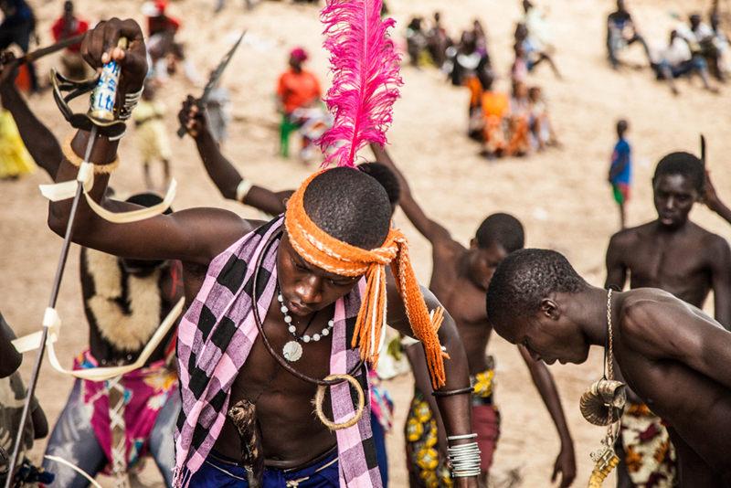 Ces danses traditionnelles doivent montrer la force et la détermination des lutteurs. Ces guerriers plantent leur lance dans le sol en chantant. Les femmes ne prennent pas part à cette danse.
