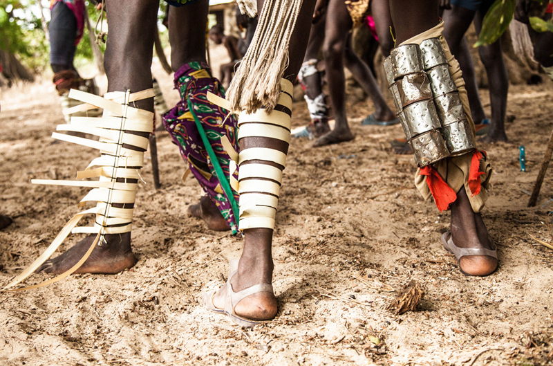 Chaque partie du costume a une signification, la couleur du pagne ou les bracelets aux poignets. La lutte masculine, en Casamance comme dans d’autres parties du Sénégal, porte aussi une part de mysticisme. Cette dimension est beaucoup moins forte dans la lutte féminine.  