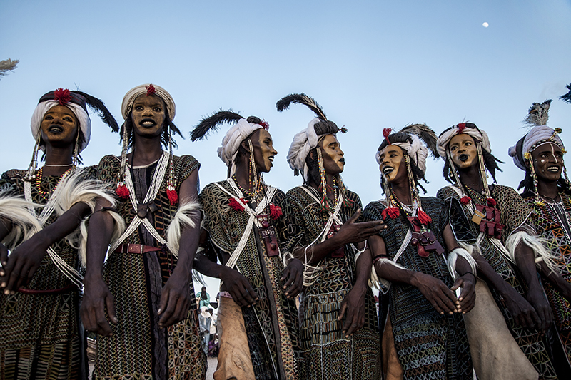 Les Peuls de la communaute woodabe viennent avec leur concours de beauté masculine. 