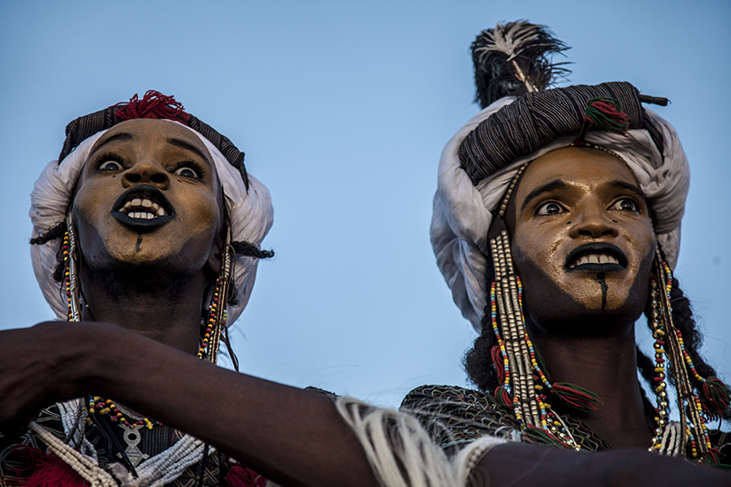 Danse des peuls Bororos. Au cours de cette danse est un rite de seduction où les danseurs écarquillent les yeux et montrent la blancheur de leurs dents.
