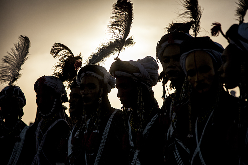 Traditionnellement, cette danse fait partie d’un rite - le Guéréwol- où les jeunes hommes tentent de trouver une épouse. Ici, cette version plus folklorique est destinée à séduire un jury et gagner  un prix.