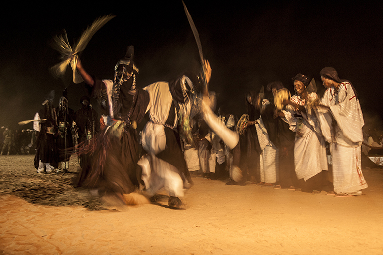 Danse, chants ou concours de poésie continuent d’attirer les foules jusque tard dans la nuit. La Cure salée des hauts dignitaires et des grands discours ne dure que trois jours, mais les éleveurs campent sur le site bien au delà.