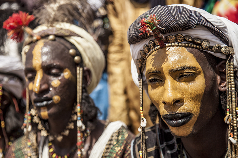 Des danseurs peuls bororos attendent sous le soleil le début des festivités. 