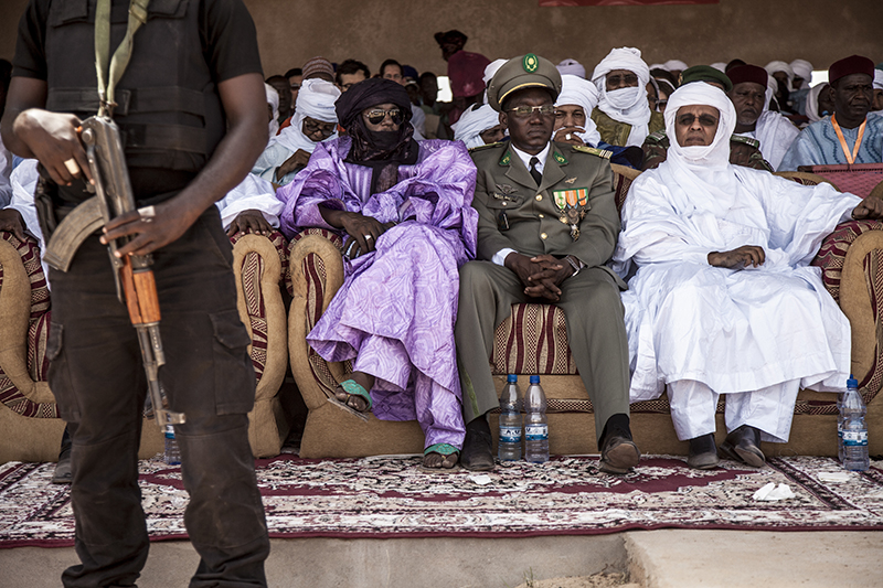 Assis dans la tribune couverte, les officiels, notables, ou membres du gouvernement. Depuis quelques années, l’Etat sponsorise l’événement. Dans un pays de forte tradition pastorale, c’est aussi “le lieu pour connaître les préoccupations des éleveurs”, dit le Premier ministre Brigi Rafini (à droite en blanc).