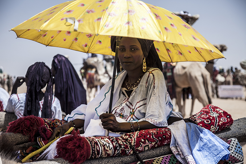 Khadija est fière de participer à la parade et de représenter la culture touareg.