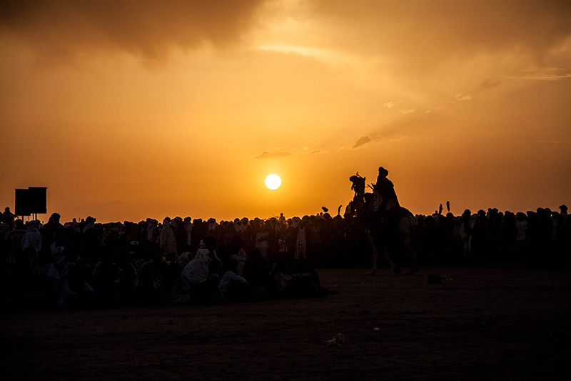 La fête continuera bien après la nuit tombée.  