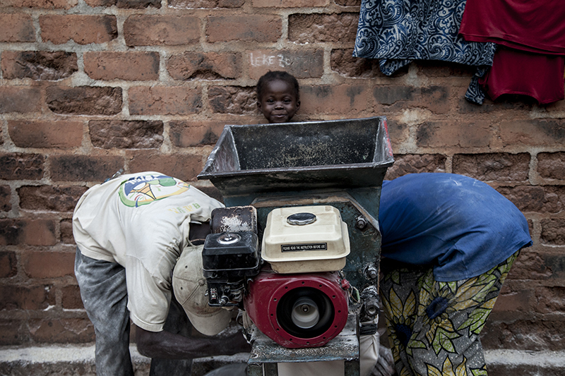 Jeux d’enfants du côté du marché de la mission. 