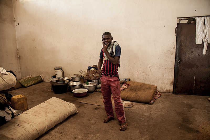 “Tout cela, ce n’est rien. Quand tout sera fini, je veux reprendre mes études, pour ne pas perdre ma vie. Mais d’abord je veux venger mon frère.” Vianney Beorofeï, 20 ans, a fui sa maison. Son frère, membre de l’armée sous l’ancien régime, a été tué par des combattants Seleka. 