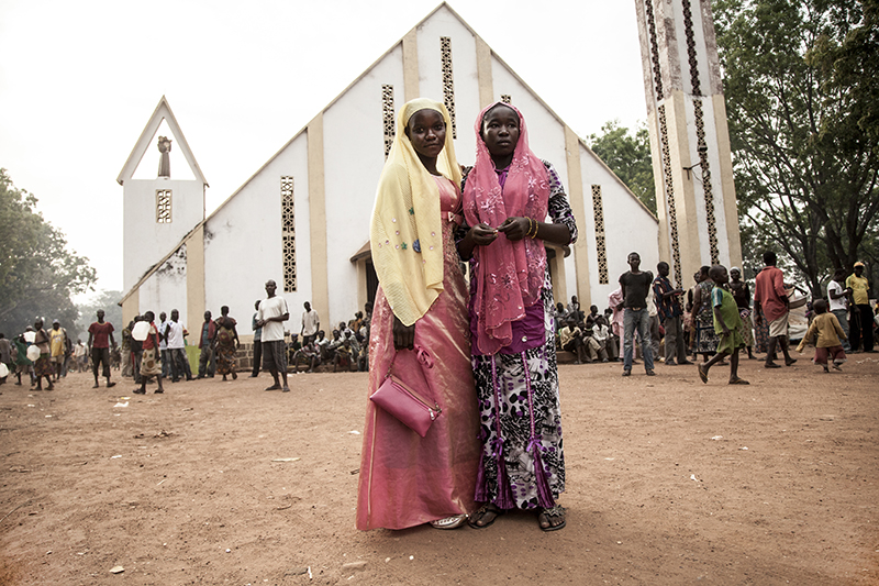 Malgré les violences, des liens persistent entre communautés chrétienne et musulmane.  Ces jeunes filles vivent à l’école Liberté, le site alloué aux déplacés musulmans à Bossangoa. Elles sont venues rendre visite à des amis chrétiens de la mission. 