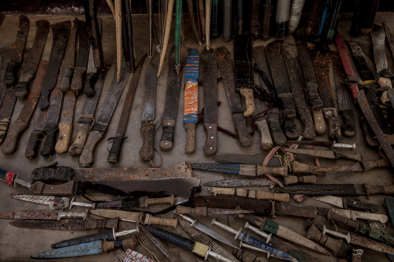 Des armes trouvées dans l’enceinte de la mission ont été confisquées par les troupes de la FOMAC, une force africaine qui tente en vain de contenir la violence dans le pays. 