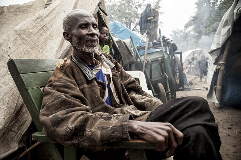 André Namkoïse vivait en centre ville, au quartier Sembe, il y a encore quelques semaines. “On ne dort pas. Il y a des fusils et des machettes partout. Je suis d’abord allé dans la brousse pendant dix jours, et puis je suis venu ici. Mais ici on ne peut pas sortir. On ne peut pas aller aux champs. On est bloqués.”