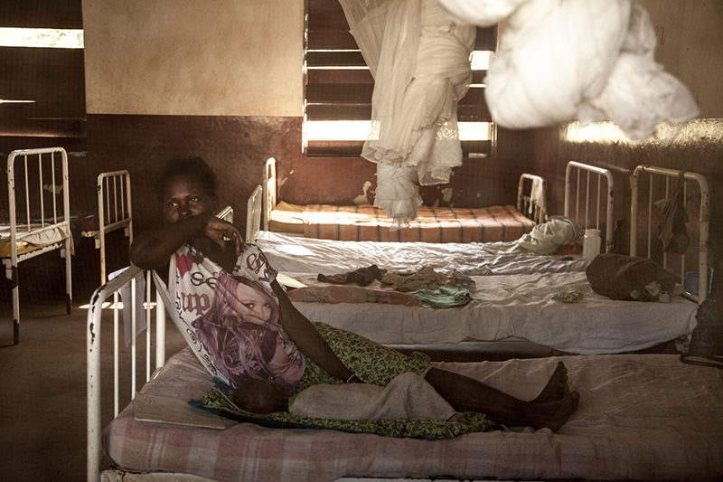 Tout près de la mission, Médecins sans frontière tient un petit hôpital d’une soixantaine de lits. Les médecins tentent de lutter contre la malaria, la malnutrition, et les maladies liées aux mauvaises conditions sanitaires dans lesquelles vivent les déplacés.  Le mois dernier il y a aussi eu beaucoup de patients blessés par balle ou arme blanche. 