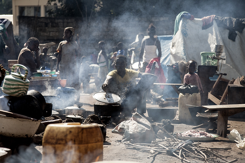 A la mission, chacun tente de cuisiner ce qu’il peut, malgré un criant manque d’eau sur le site. Ce camp de déplacés a des airs de communauté assiégée. Quand les hommes sortent, ils peuvent être battus ou tués par les forces de la Seleka, si ils sont accusés de faire partie des miliciens anti-balaka.