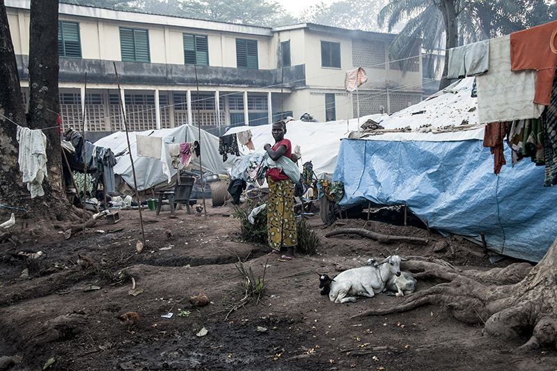 Rita Semia est arrivée depuis un mois avec son mari et ses deux enfants. “Je ne retourne pas chez moi, parce que j’ai peur que la Seleka me tue si je vais là-bas. Ici, on a besoin de nourriture, de couvertures, bâches, de médicaments, et de moustiquaires”.
