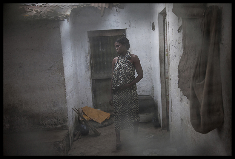 Geneviève Boko vient de sortir de sept jours de retraite. C’est ainsi qu’elle s’est préparée à la “cérémonie de sortie” de sa fille, Marina. “C’est quelque chose de très important pour moi parce que ça fait partie de nos traditions.” Geneviève porte les cicatrices identitaires des Houédas. “Je suis contente que ce jour soit arrivé et qu’on le fasse aussi à mes enfants.”