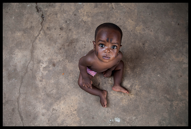 La petite Marina grandira donc elle aussi avec ces marques qu’elle n’a pas choisies. Même si aujourd’hui la pratique décline, dans tout le pays on peut encore voir de nombreux visages portant l’empreinte de la tradition. 