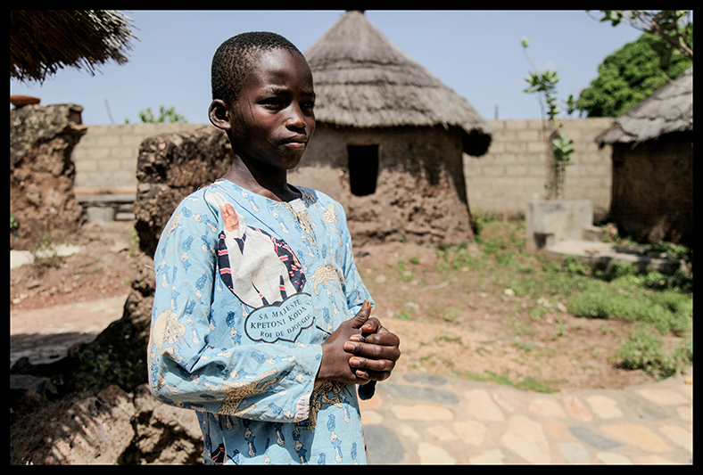 Matinou, 12 ans, un des petits-fils du roi, porte une chemise cousue pour le Gani, une cérémonie célébrée à la fin des récoltes. Au moment du Maouloud et du Gani, les fils du roi habitant à la ville se réunissent et font faire les marques aux derniers nés qui n'ont pas pu les recevoir à 7 jours. 