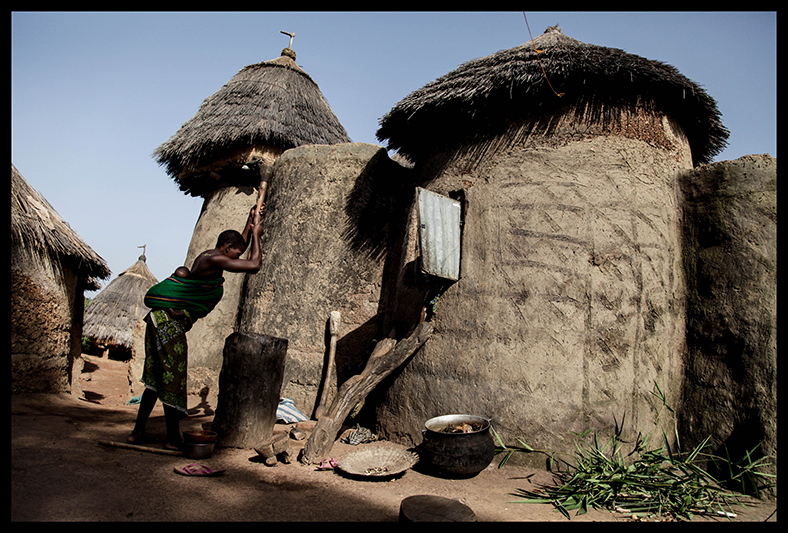 Edith Nkia fait partie de l’ethnie Otamari, et vit dans le village de Kwaba, dans le Nord du Bénin. Le peuple Bétamaribé est connu pour ses scarifications faciales très fines et très nombreuses, mais aussi pour ses maisons caractéristiques appelée 