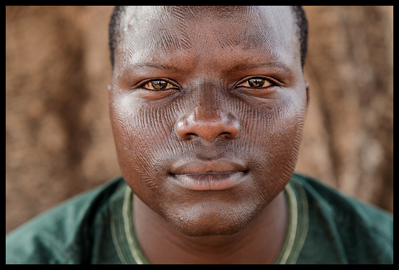 Télesphore Sékou Nassikou est chef des programmes d’une radio locale dans la ville de Natitingou, dans le Nord du Bénin. Il est fier de ses scarifications, défend cette pratique, et ne veut pas entendre parler 