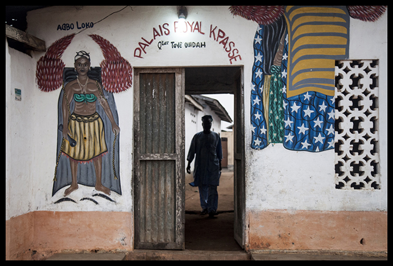 Devant le palais du roi Kpassé, un des plus illustres ancêtres de la lignée, les rites commencent le matin en présence du “Premier ministre” de la communauté, qui porte le titre de “Dabgo Vigan Toyi”. “C’est carrément notre baptème traditionnel,” explique le sexagénaire. Selon lui, le Dangbe, “c’est l’esprit, la force spirituelle qui protège. Donc on amène l’enfant à cette force-là, et c’est une manière de le confier au Dieu de la famille”.