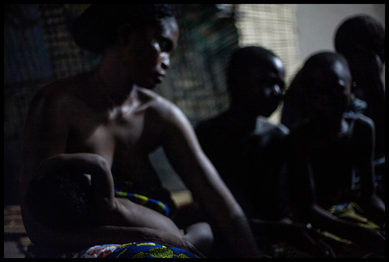 A la nuit tombée, au terme d’un rite intime et secret, l’enfant reçoit un nouveau nom choisi par son père, selon les circonstances de sa naissance. Marina reçoit le nom de Soniyenflin, ce qui signifie en langue Fon “tiens bien compte du passé avant d’agir.”