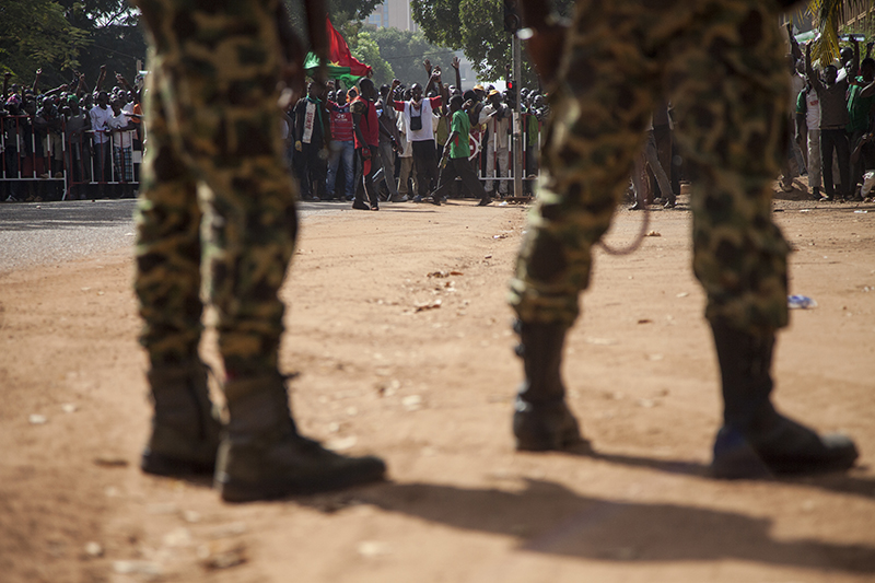La police et l’armée ont tenté d’empêcher les manifestants d’avancer vers le parlement. 