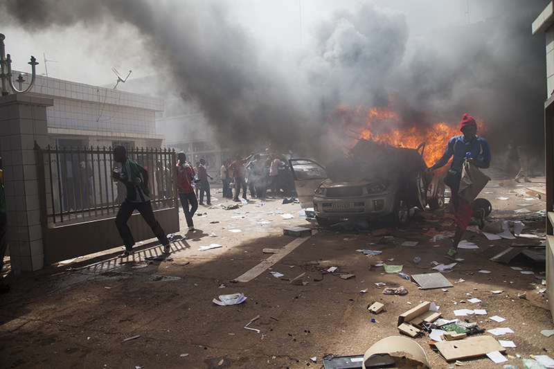 Mais c’était déjà trop tard. Après que des coups de feu ont été entendus et que les députés ont pris la fuite, la foule est entrée dans l’enceinte du parlement. Les véhicules garés devant ont été brulés.