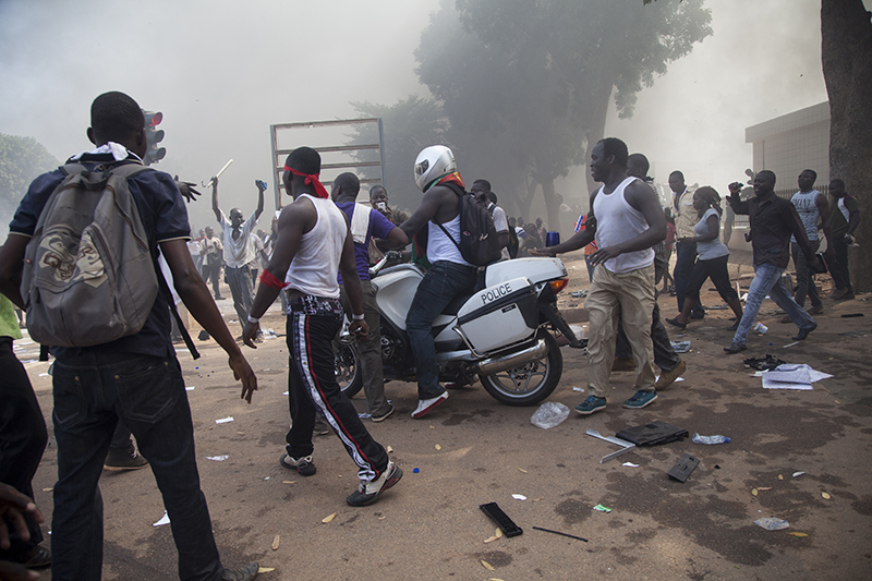 Dans la confusion générale, des véhicules de police ont été volés, le bâtiment pillé et incendié.