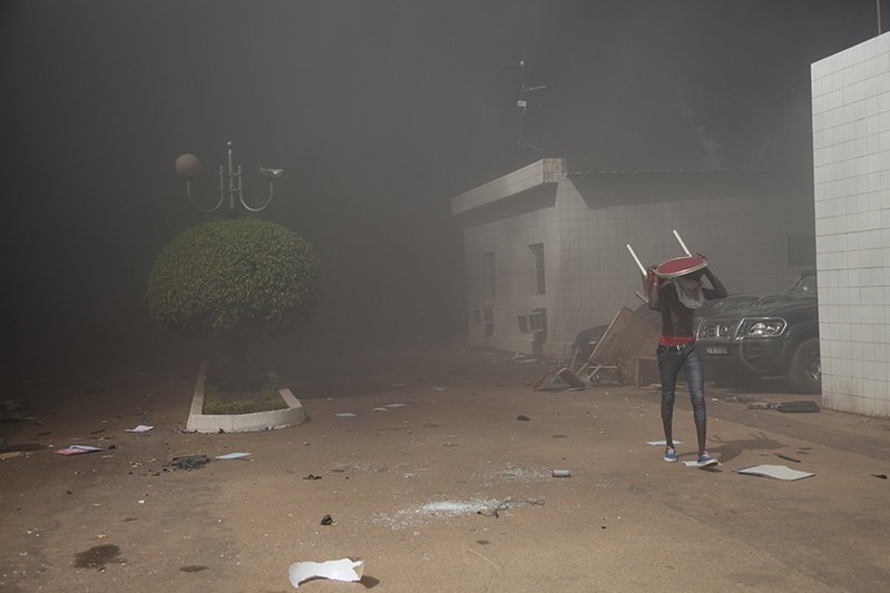 Le parlement a été pillé et détruit.