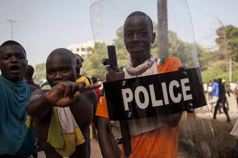 A ce moment-là, les forces de l’ordre avaient quitté les lieux. Certains jeunes s’amusaient avec des équipements anti-émeutes abandonnés par la police. 