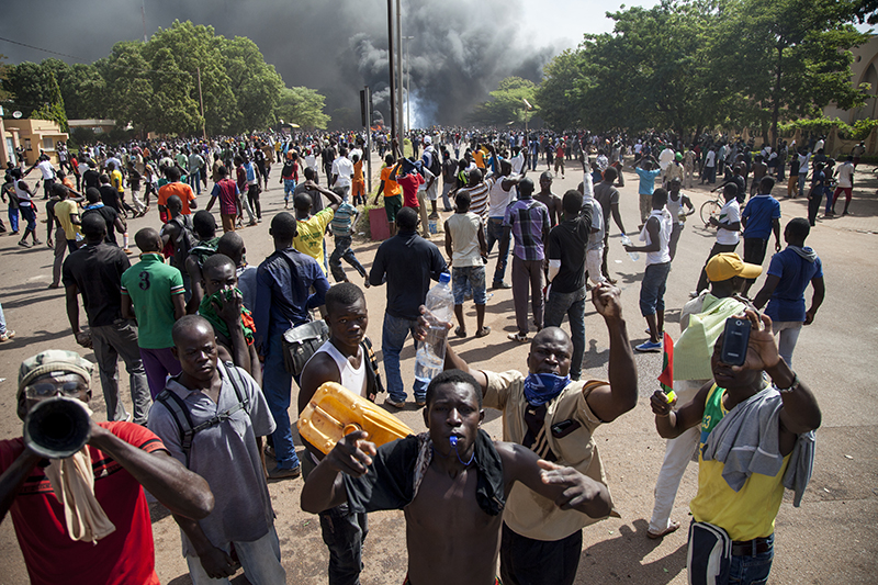 Une épaisse fumée a rempli le ciel de la capitale, alors que la foule criait victoire. 