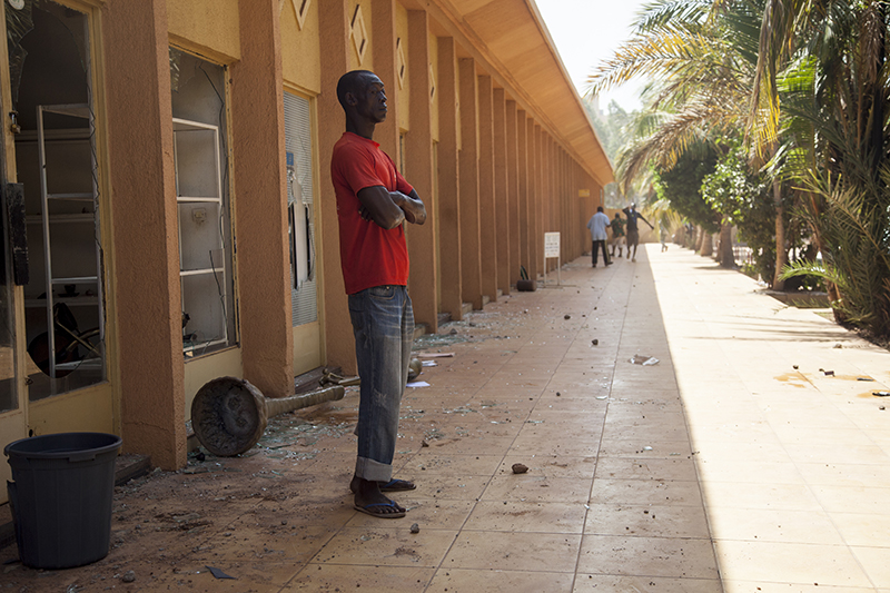 Dans la foule, certains citoyens ont tenté d’empêcher la casse. Faisant la garde devant les boutiques, ils disaient “le boutiquier est peut-être dans la manifestation avec nous. Ne ternissez pas une noble cause.”