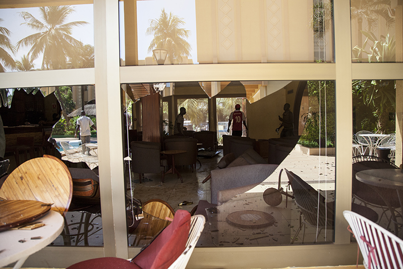 Tout près du parlement, un hôtel qui avaient hébergé des députés présumément complices du pouvoir a été attaqué. Les vitrines des boutiques adjacentes ont été brisées et pillées.