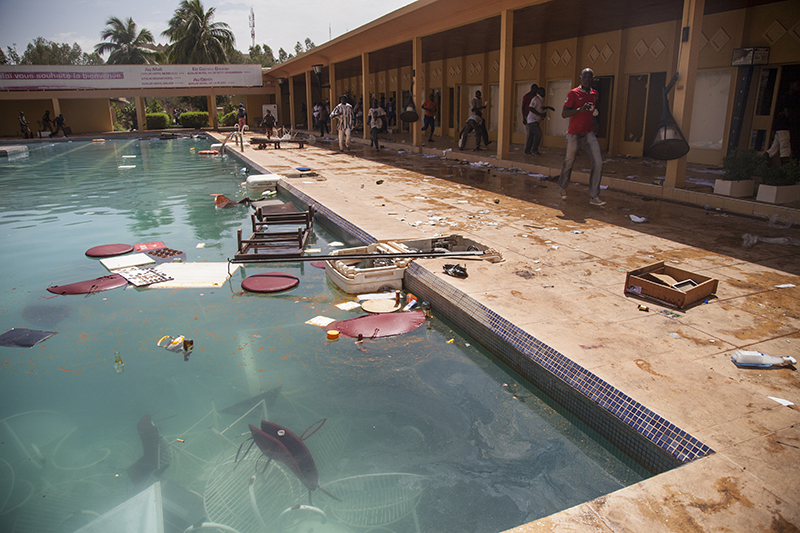 Les chambres, le bar, la salle de restaurant, tout a été saccagé et détruit. Certains meubles de jardin ont  atterri dans la piscine. 