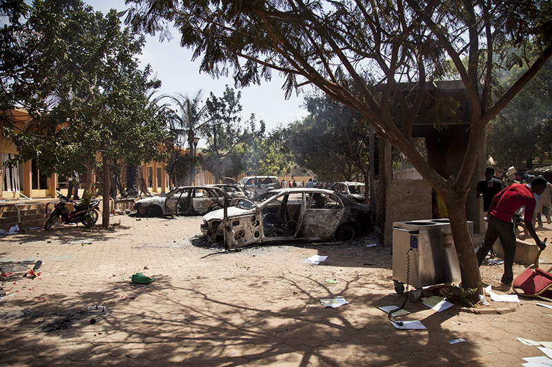 Le soulevement s’est poursuivi toute la journée, se dirigeant ensuite vers le palais présidentiel. Plusieurs manifestants ont alors été tués - la garde présidentielle est accusée d’avoir tiré. En fin de journée, le projet de loi pour le changement constitutionnel était retiré et l’armée déclarait l’Etat d’urgence.