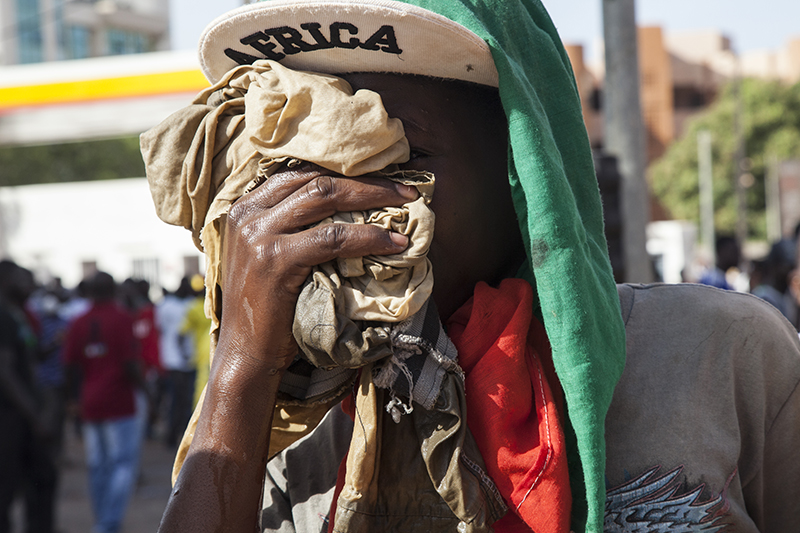 Les forces de sécurité bloquaient l’accès vers le parlement et tentaient de contenir la foule. De nombreux manifestants – souvent très jeunes – se protégeaient de la brûlure des gaz lacrymogènes en s’appliquant du beurre de karité sur le visage et un chiffon sur le nez. 