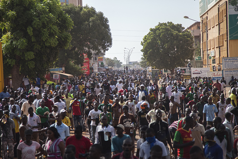 Plus on approchait de 10 heures, l’heure prévue pour le début des débats au parlement, plus la foule s’épaississait. 