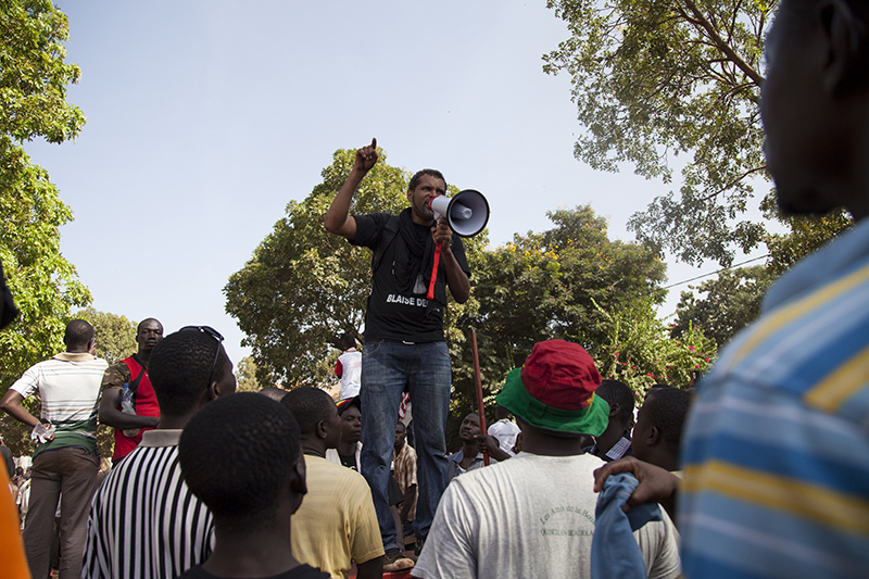Des leaders du mouvement Balai Citoyen, comme ici le chanteur Smockey, ont encouragé les manifestants à rester calmes et disciplinés et à faire usage de la désobéissance civile plutôt que la violence face aux forces de l’ordre. 