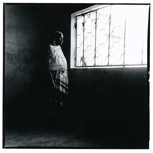 Ndeye Ba est la présidente de l'association des épouses d'émigrés de Louga, au Sénégal. L'association existe depuis 4 ans et regroupe une quarantaine de femmes. Son mari, chauffeur mécanicien, est parti pour l'Europe trouver un meilleur travail. C'était il y a plus de 15 ans. / Ndeye Ba is the president of the association of migrants' wives in Louga, Senegal. Her husband was a mechanic in Louga, until he left for Europe to find a better job. That was more than 15 years ago. She has not heard of him since.